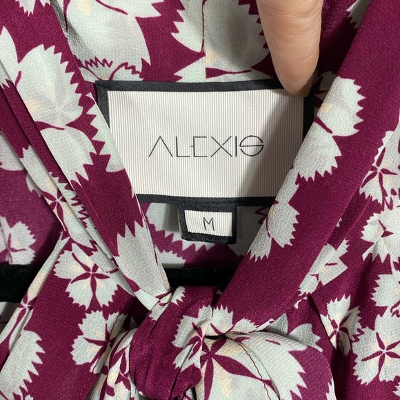 Alexis Paloma Silk Tie Neck Cold Shoulder Blouse Floral size medium - Picture 16 of 16